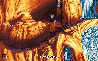 Lichtbrücke und Wasserfall